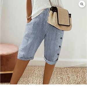 NWT Blue Striped Button-Accent Pull On Capris ~sz M